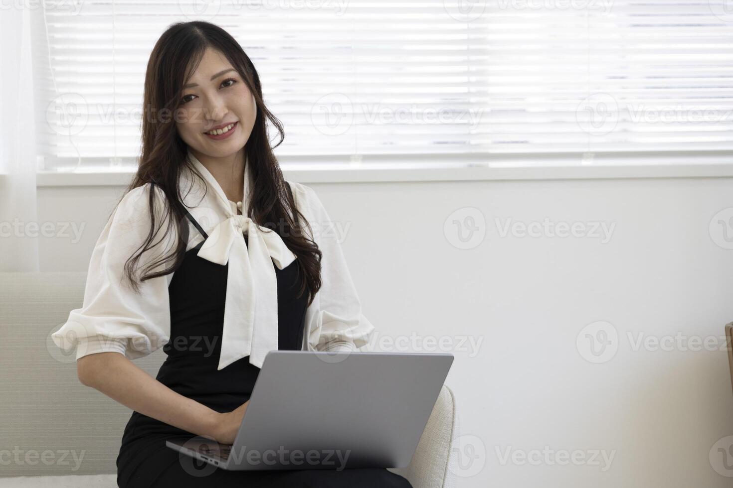 een werken Japans vrouw door afgelegen werk in de huis kantoor detailopname foto