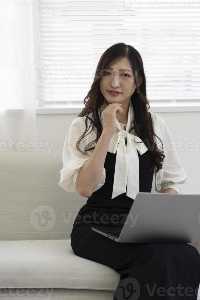 een werken Japans vrouw door afgelegen werk in de huis kantoor detailopname foto