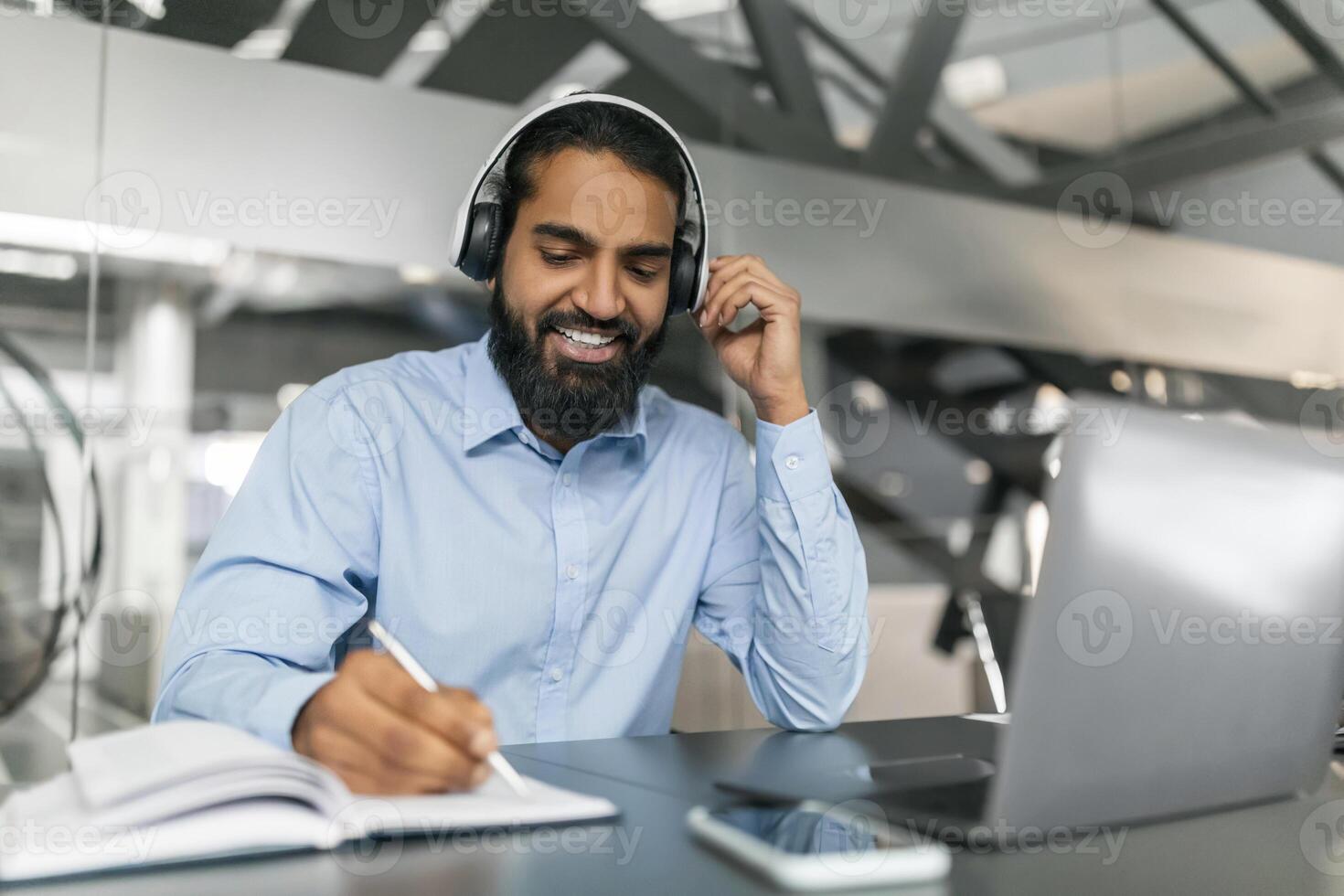glimlachen Indisch vent werknemer hebben online opleiding foto
