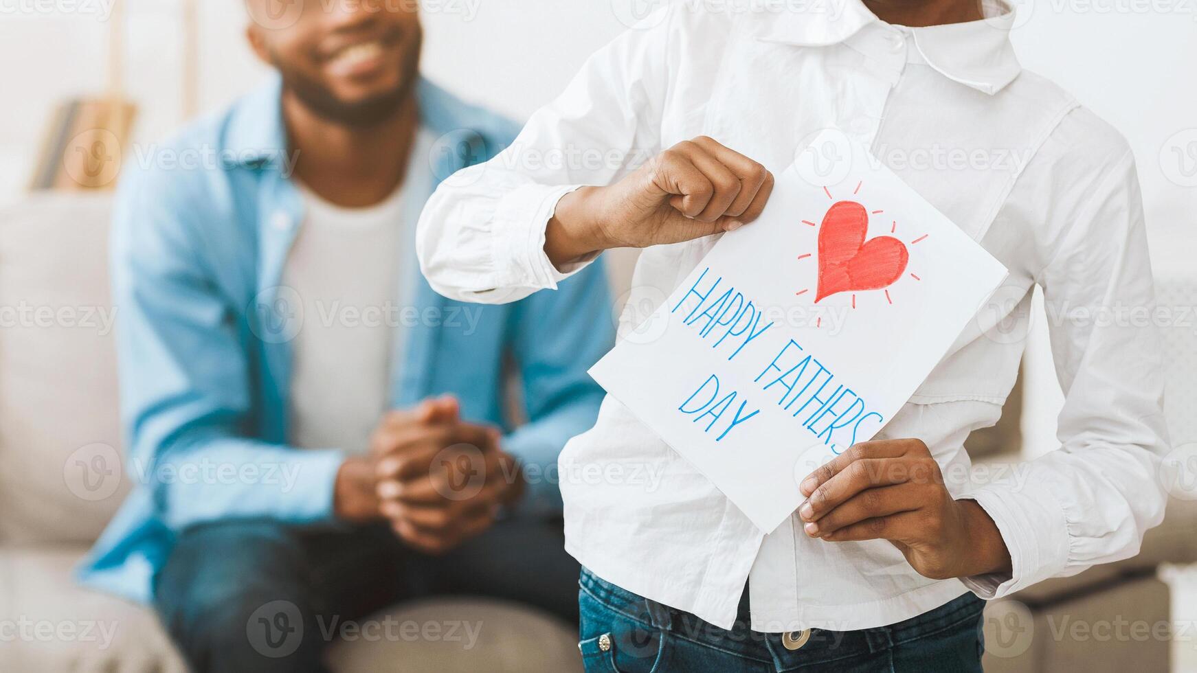 schattig Afro-Amerikaans meisje Holding handgemaakt ansichtkaart voor vader foto