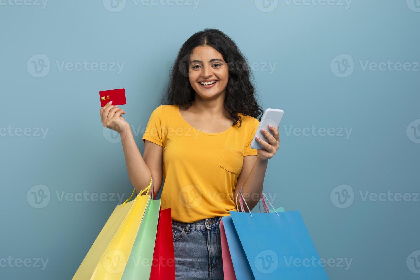 glimlachen vrouw met credit kaart en telefoon foto