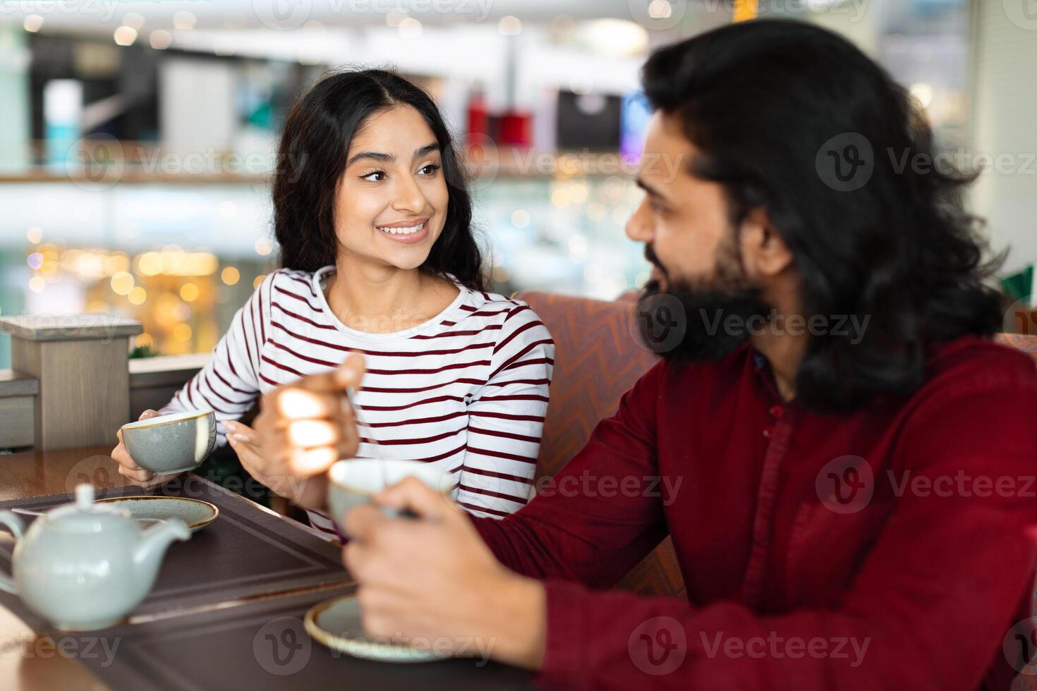 mooi jong Indisch vrouw hebben datum met vriendje foto