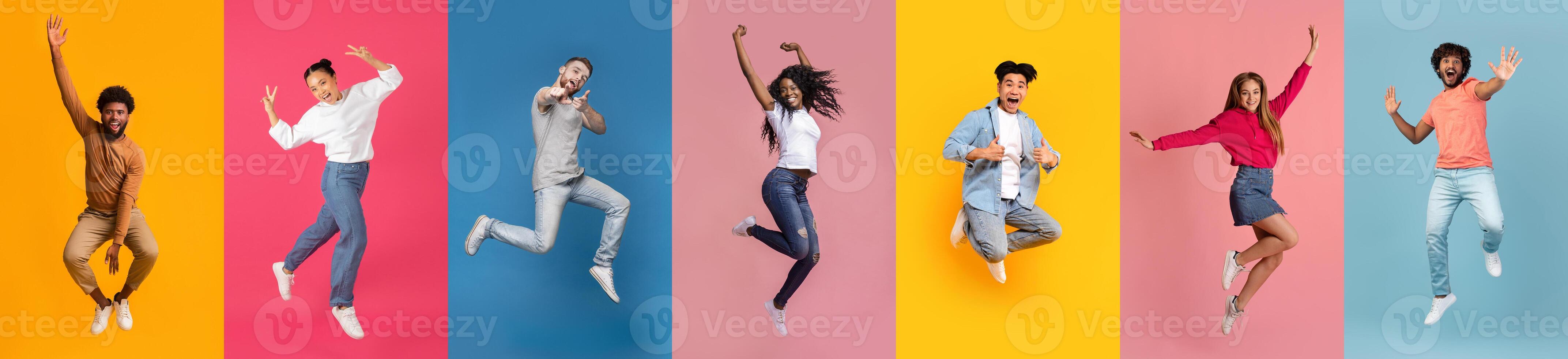 groep van opgewonden jong mensen mid-jump tegen kleurrijk achtergronden foto