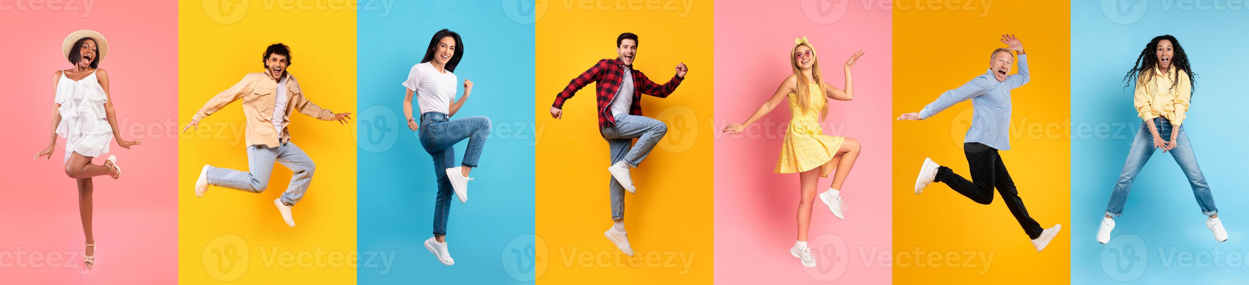 zorgeloos verschillend mensen jumping omhoog, vieren zege en hebben pret foto