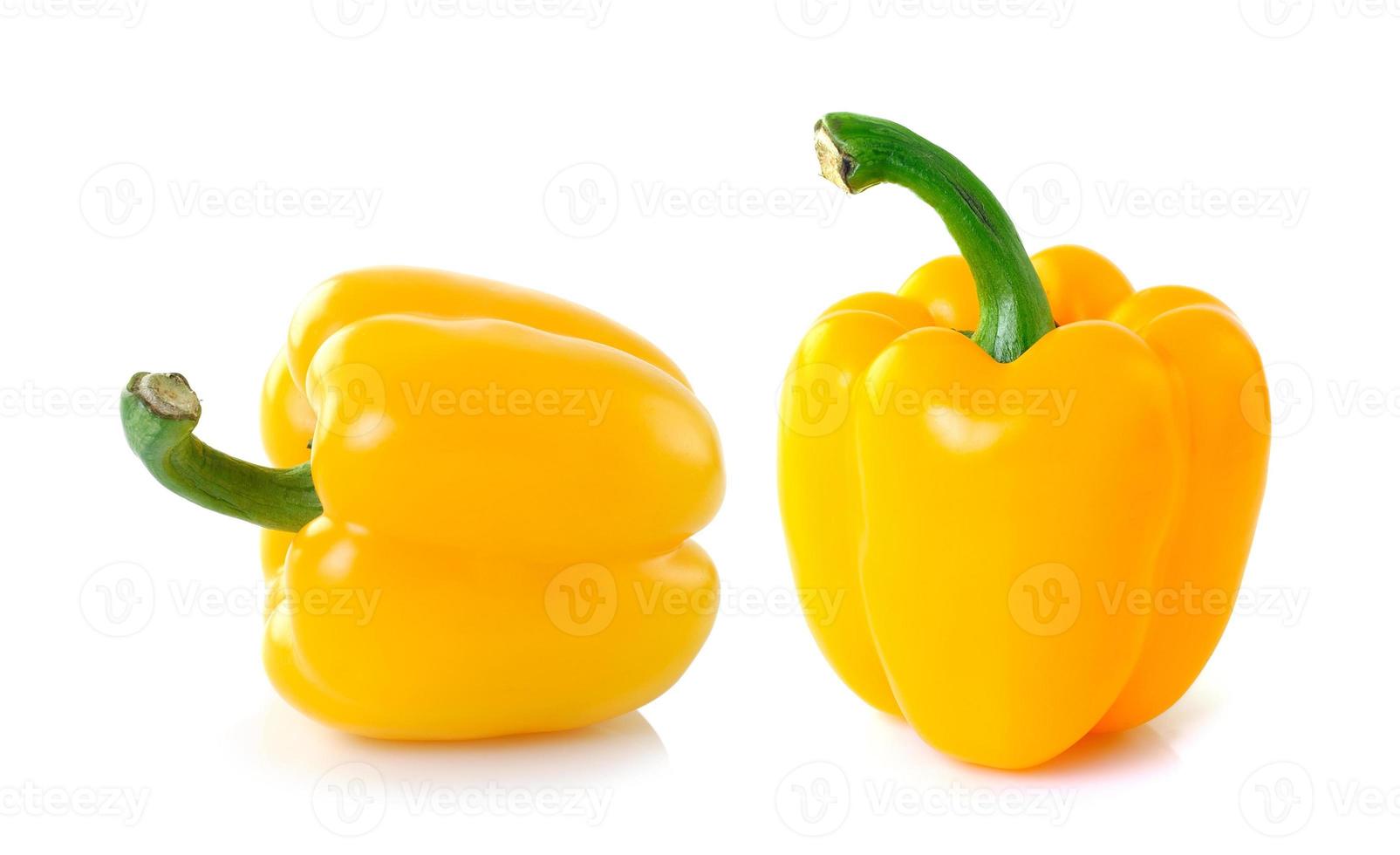 zoete gele peper die op witte achtergrond wordt geïsoleerd foto