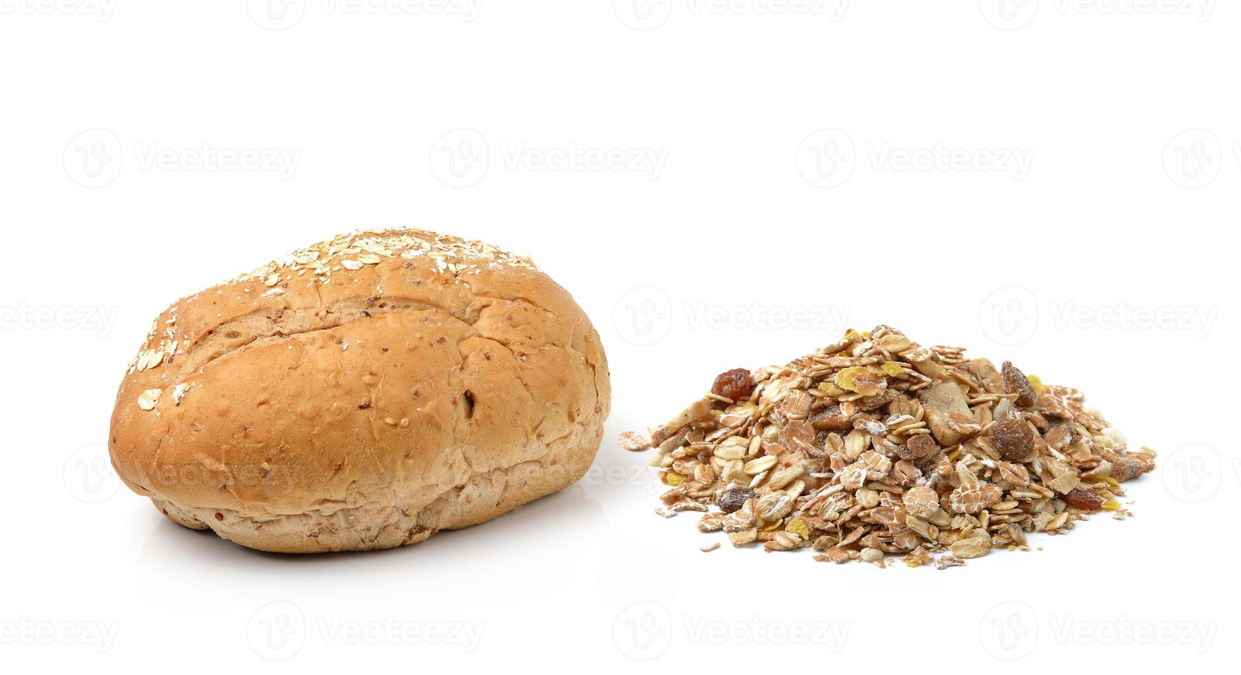 volkoren brood en muesli geïsoleerd op witte achtergrond foto