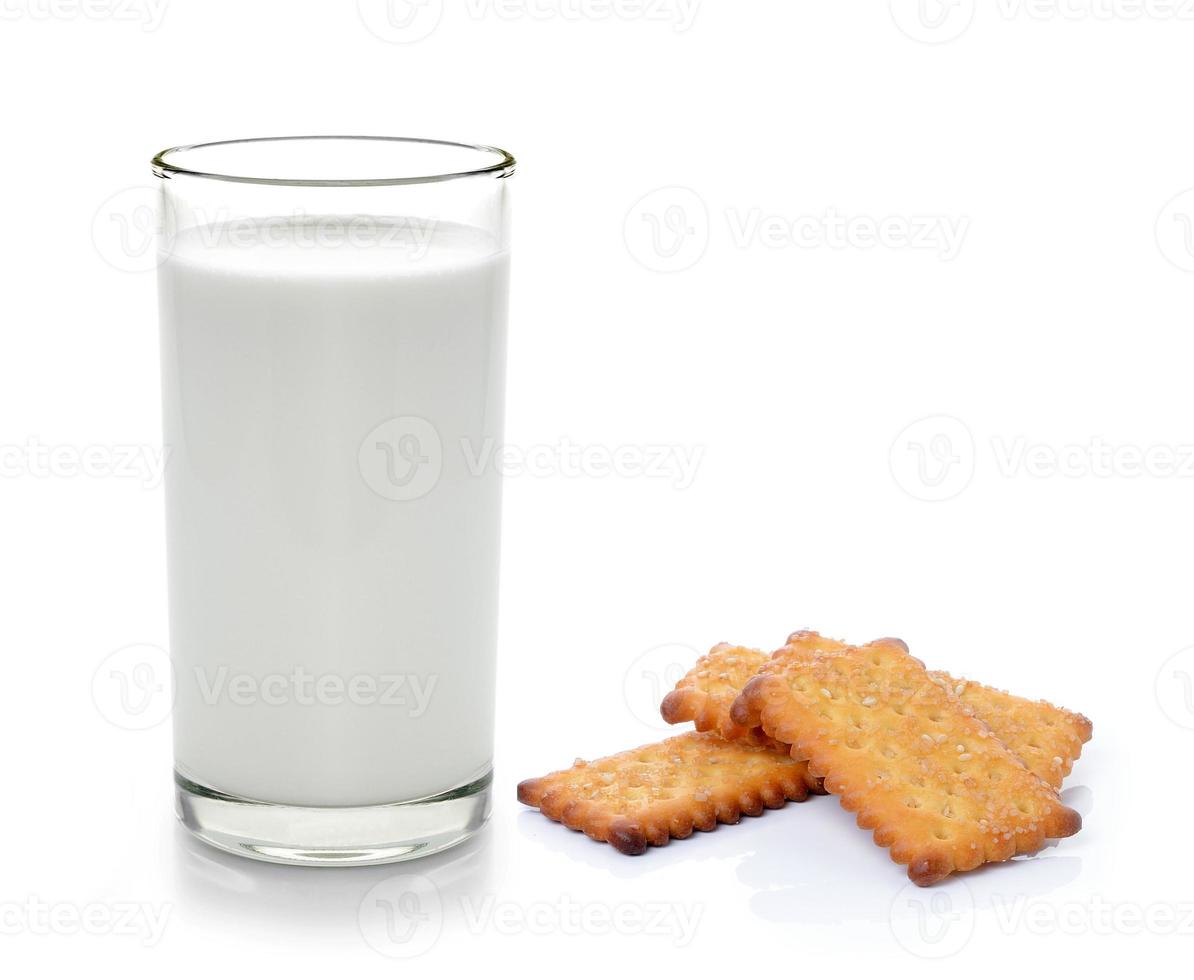 melk en cracker geïsoleerd op witte achtergrond foto