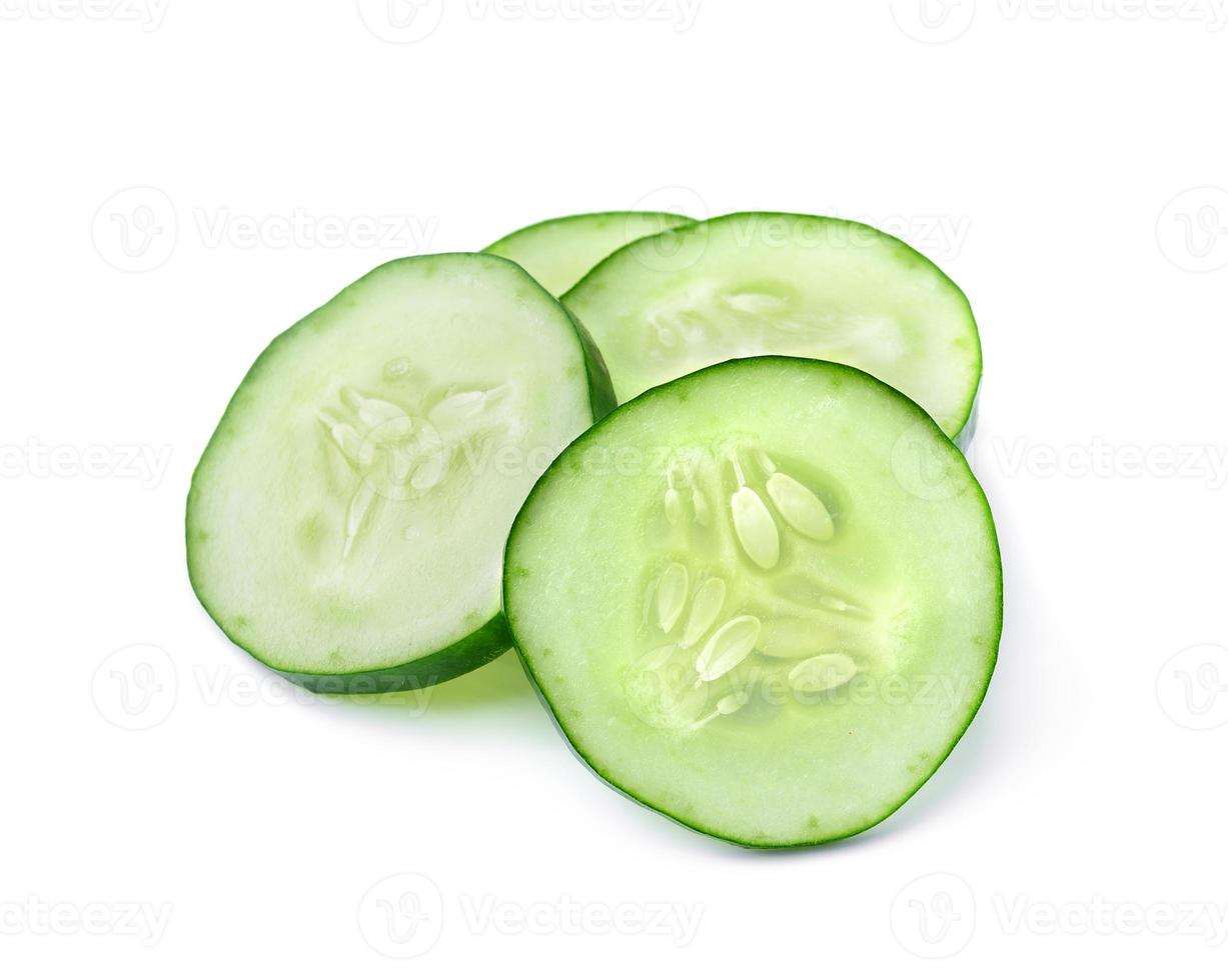 komkommer en plakjes geïsoleerd op witte achtergrond foto