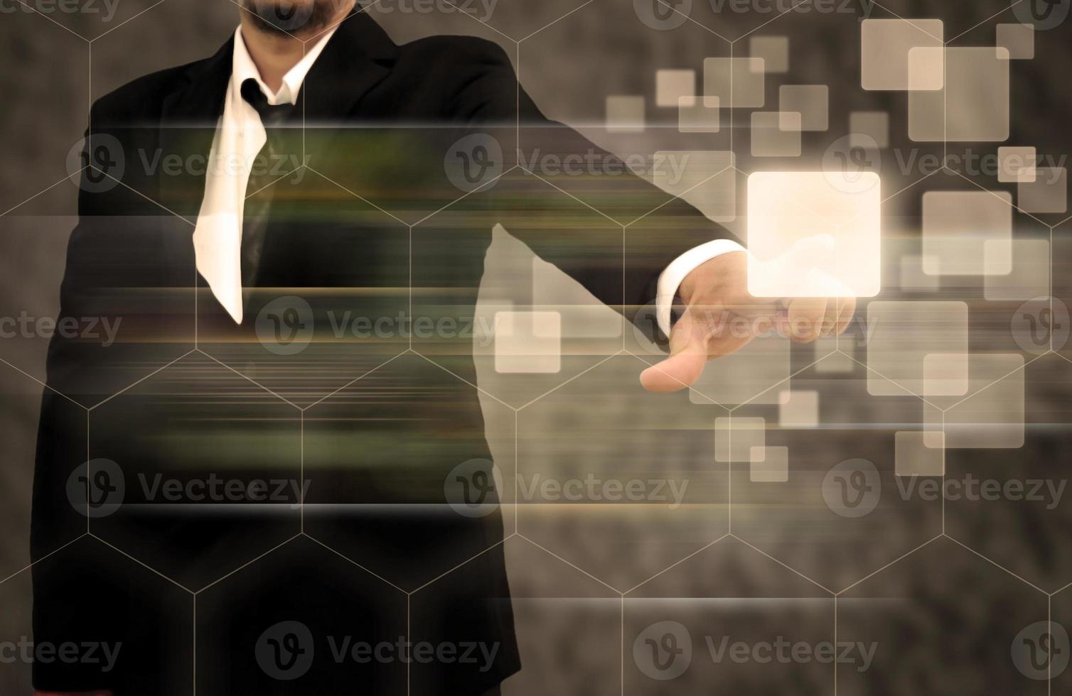 zakenman hand duwen knop op een touch screen interface foto