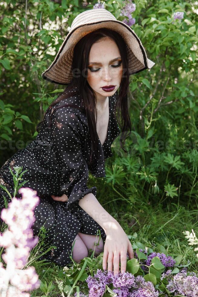 een modieus meisje met donker haar, een voorjaar portret in lila tonen in zomer. helder professioneel verzinnen. foto