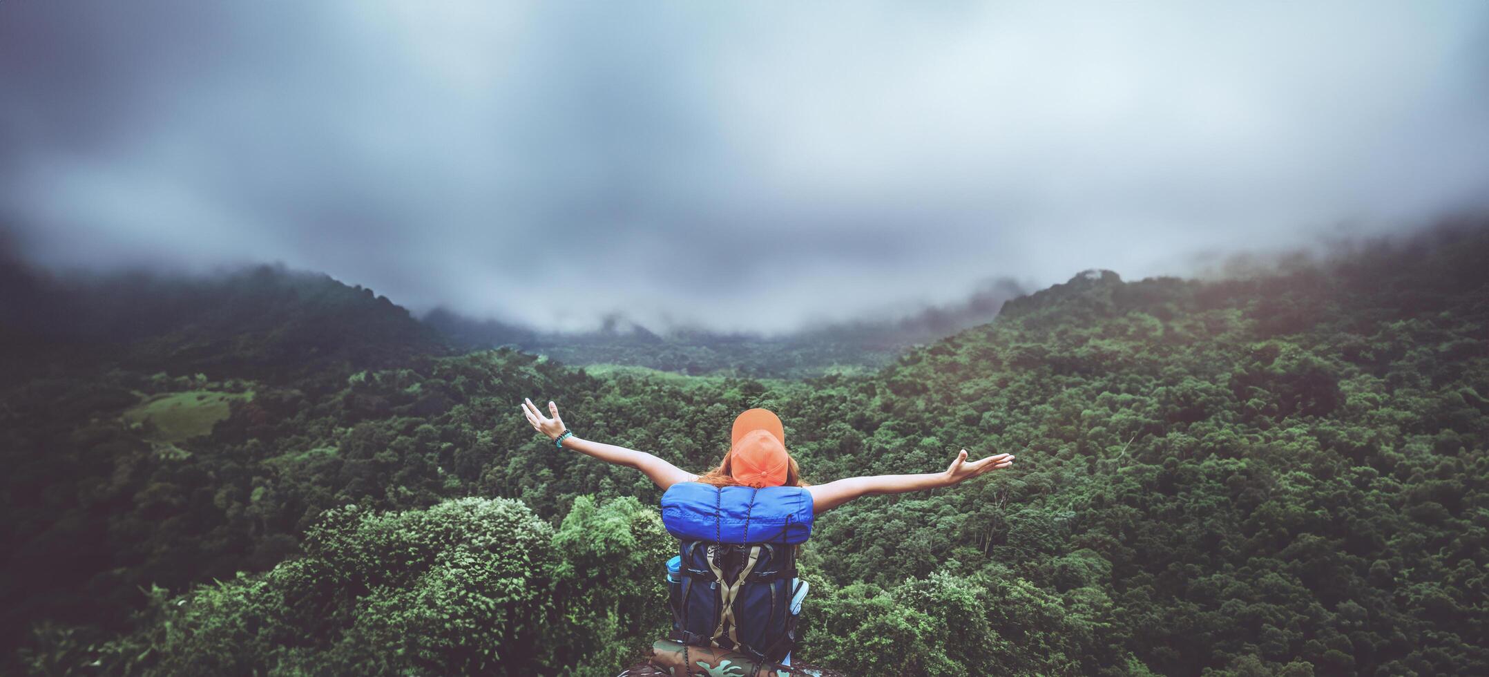 aziatische vrouwen reizen ontspannen in de vakantie. op de berg staan. Thailand foto