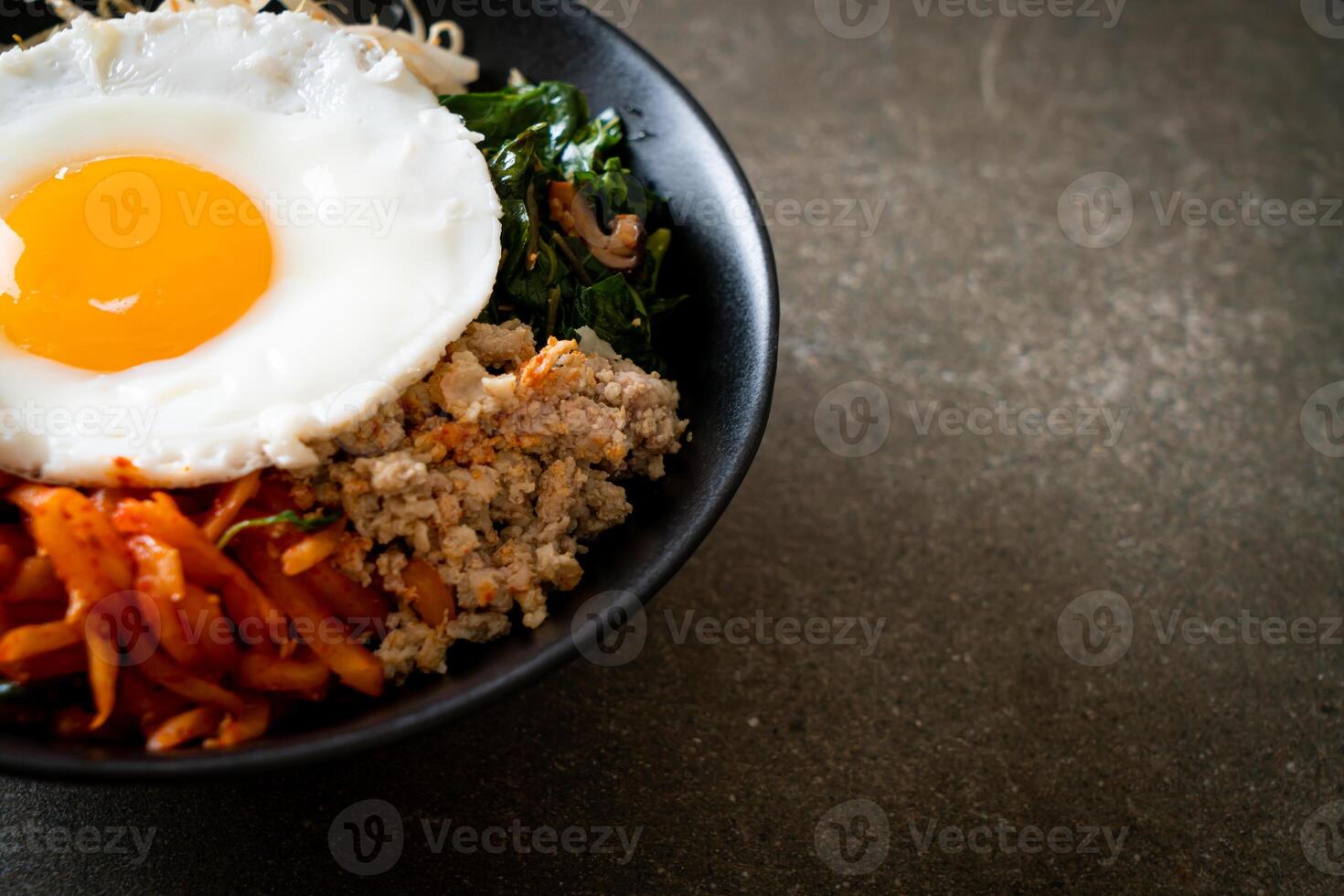 Koreaanse pittige salade met rijst - traditioneel Koreaans eten, bibimbap foto