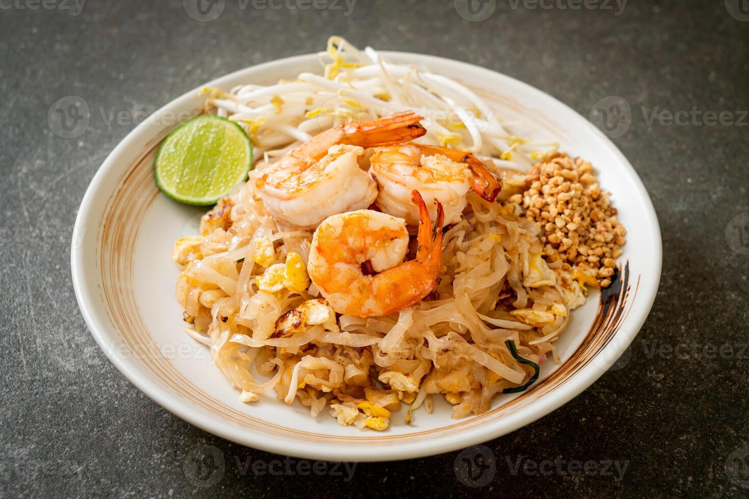 gewokte noedels met garnalen en spruitjes of pad thai foto