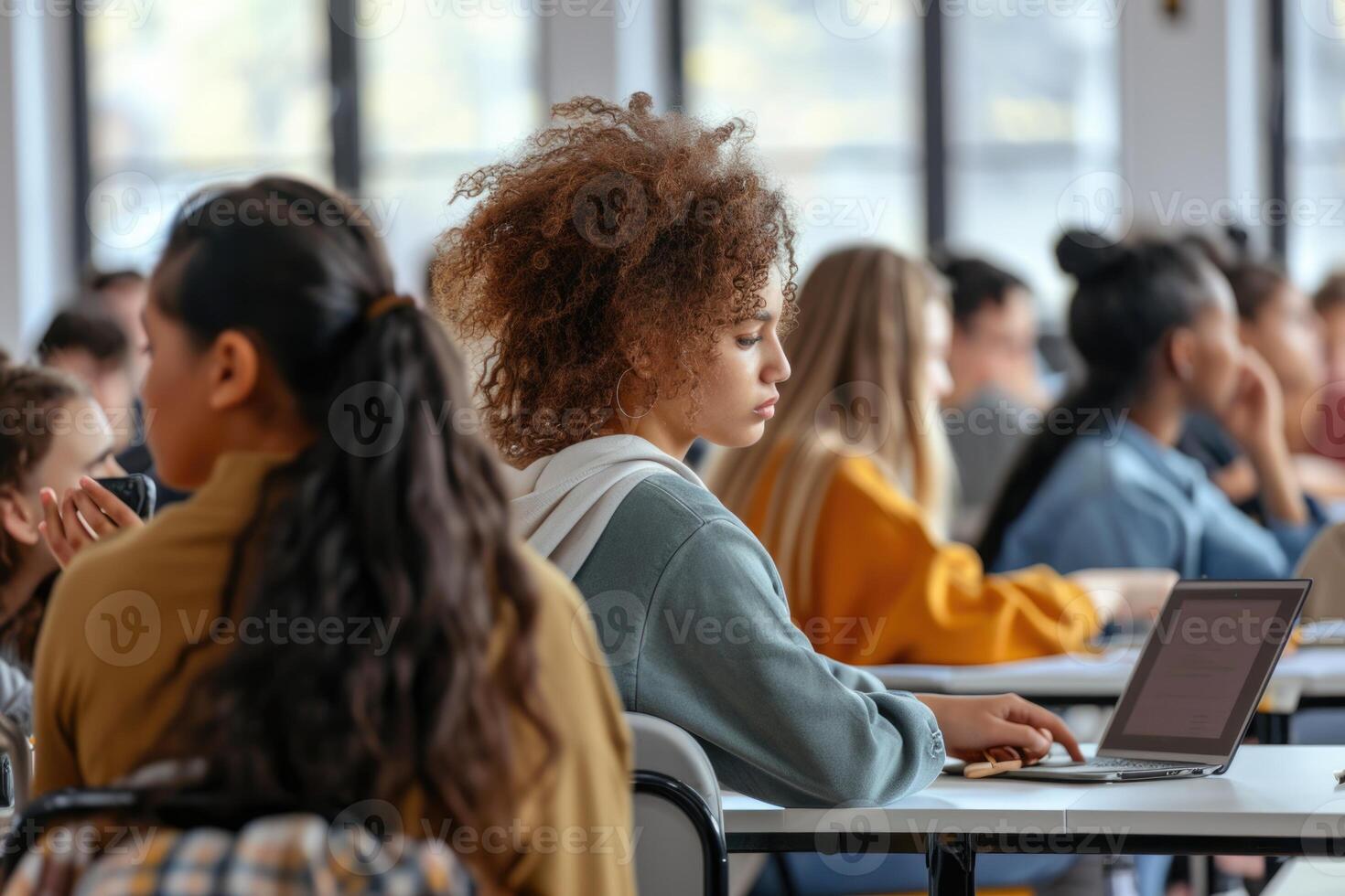 ai gegenereerd multiraciaal hoog school- studenten gebruik laptops terwijl leraar cijfers examens. foto