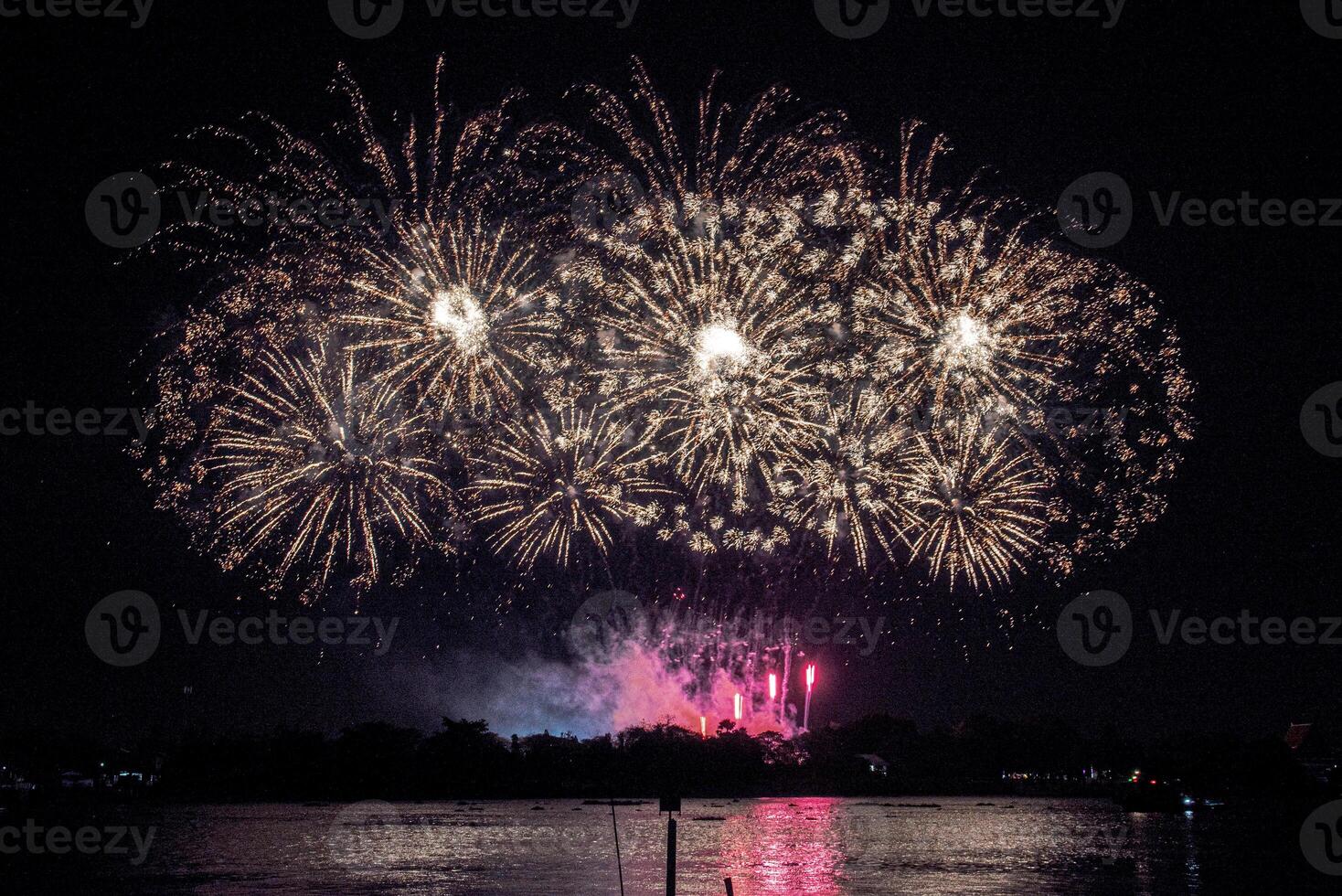vuurwerk op de rivier in de donkere lucht foto