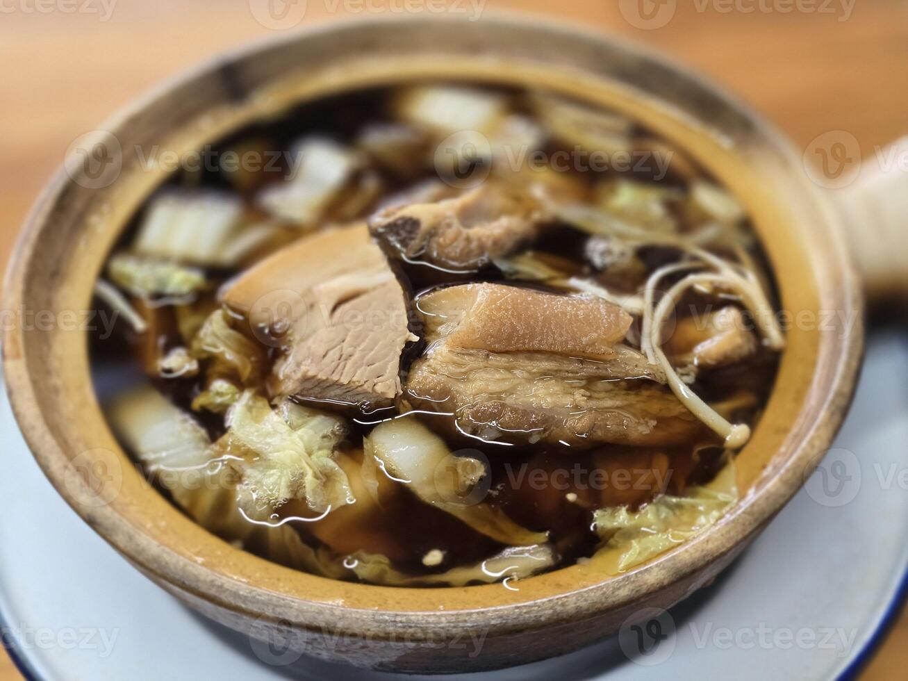 buk kut de, een Chinese varkensvlees soep gerecht, eten met rijst- en sommige groente, normaal gesproken gevonden in zuidoosten Azië. foto