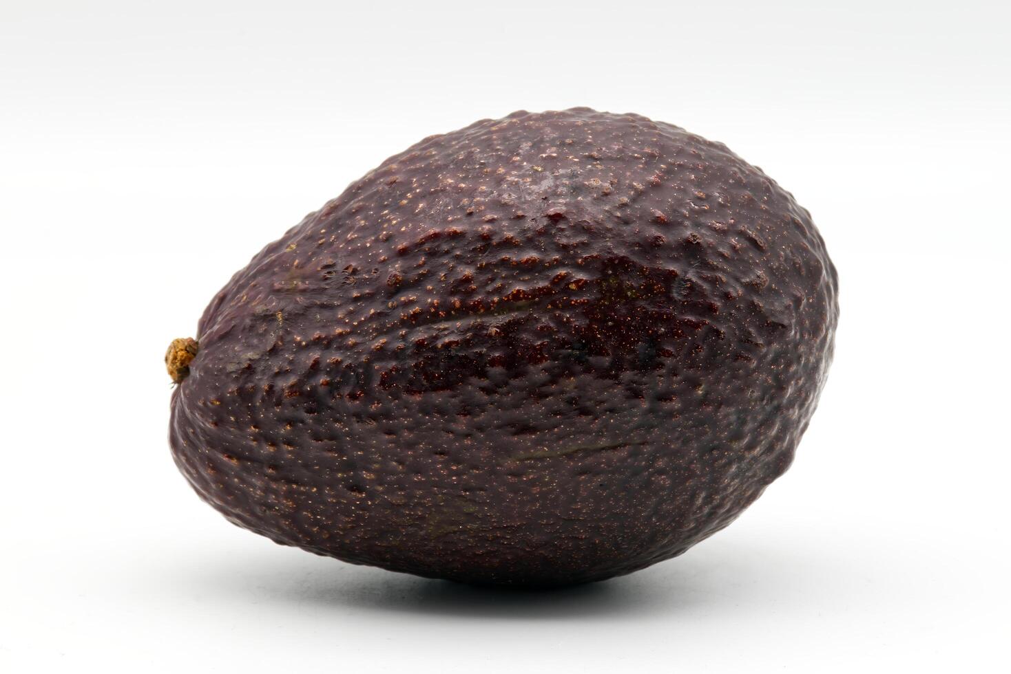 hass avocado geïsoleerd Aan wit achtergrond. foto