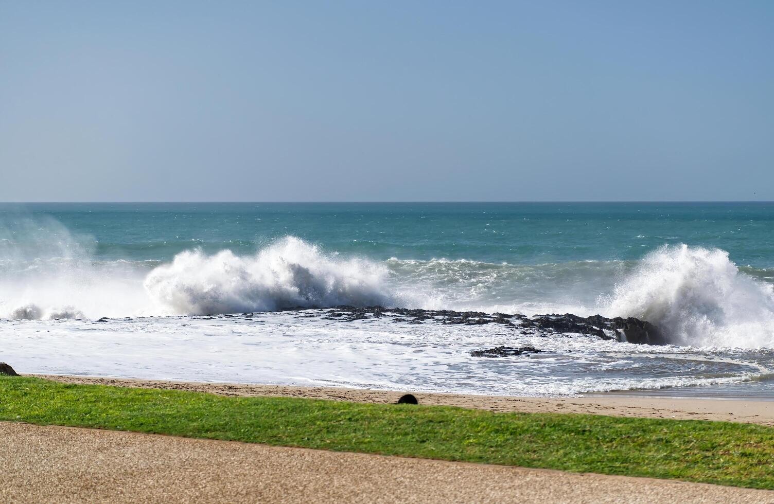 de golven van de atlantic oceaan crashen Aan de kust van Marokko. Afrika foto