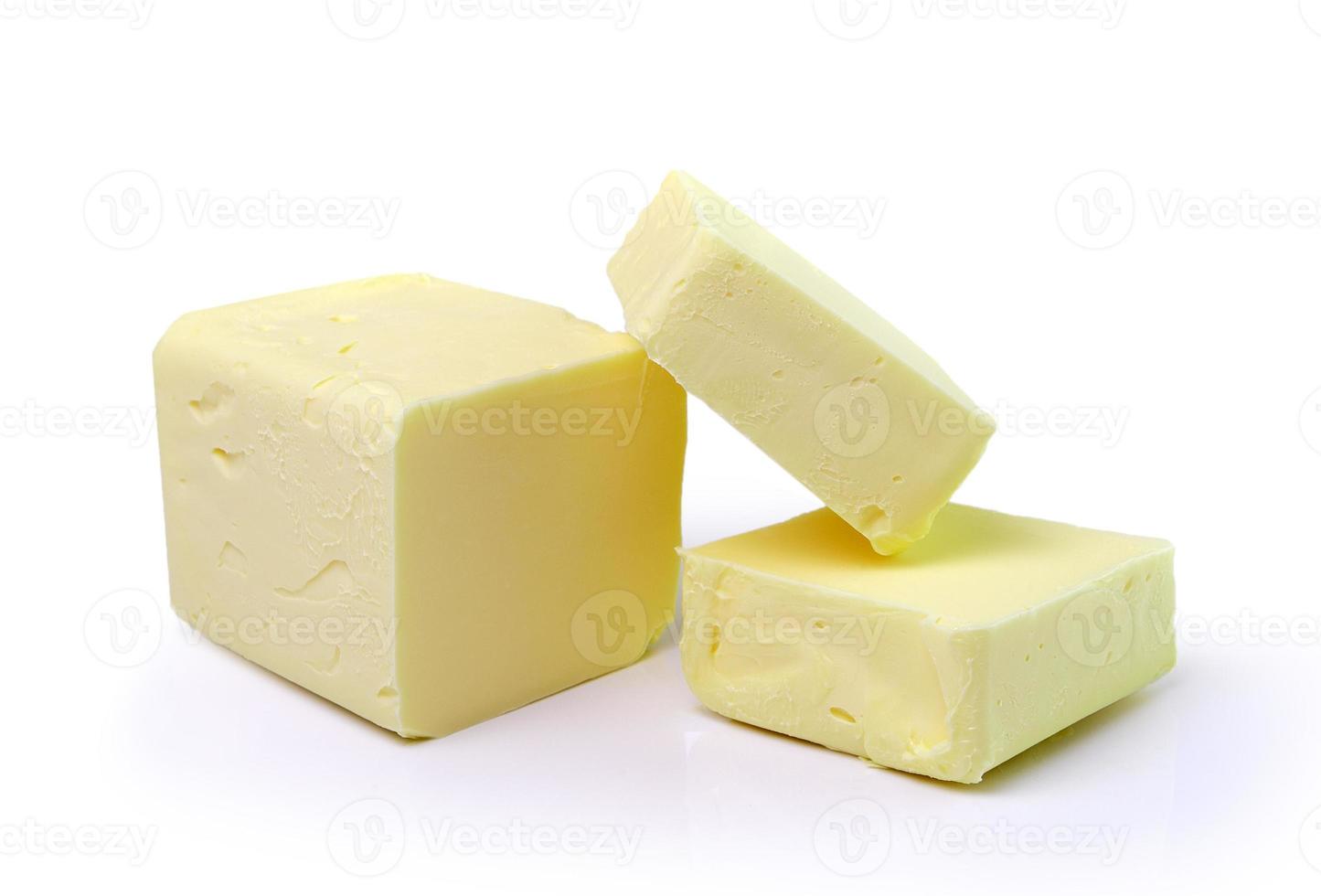 stok van boter, gesneden, geïsoleerd op wit. foto