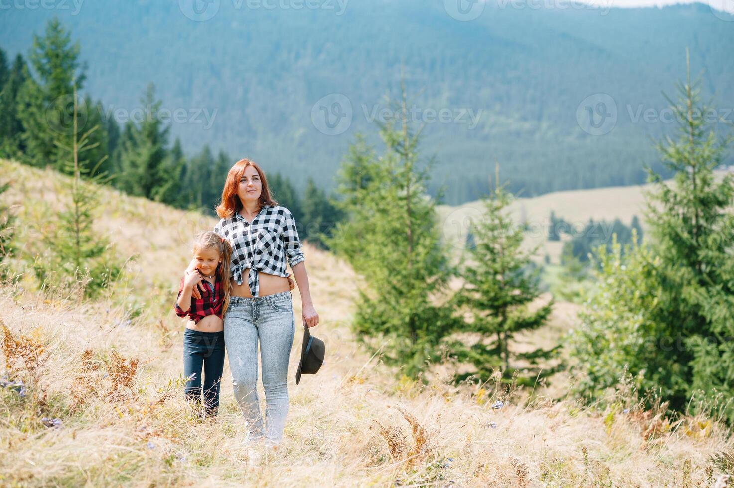 mam knuffels een weinig dochter Bij de top van de berg. vierkant. de concept van familie, yoga, reizen foto