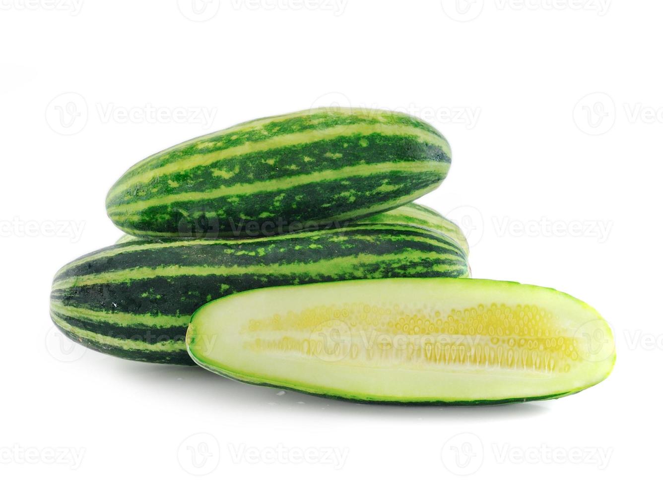 komkommer en plakjes geïsoleerd op witte achtergrond foto