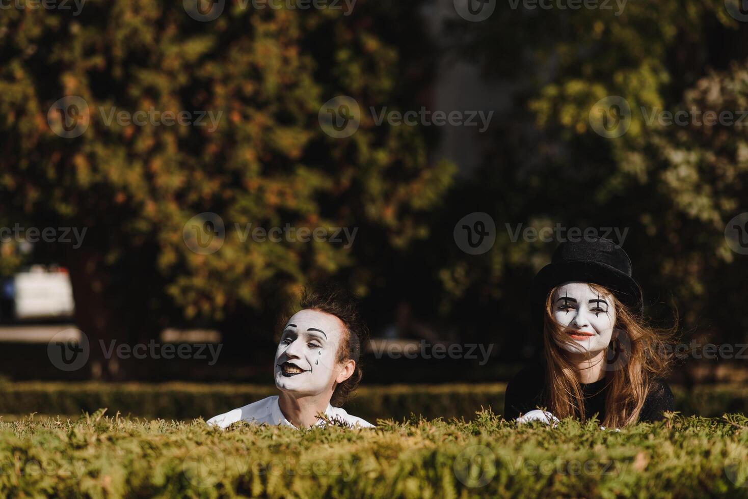 straat artiesten het uitvoeren van, twee mimespelers Mens en vrouw in april dwazen dag foto