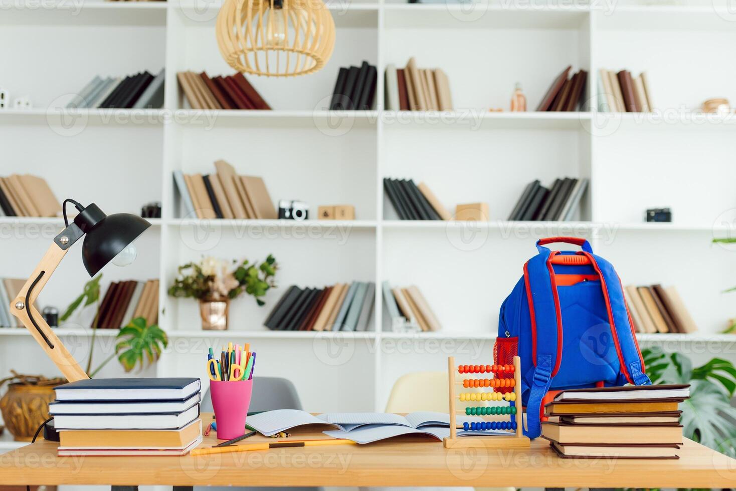 schooljongen bureaublad Bij huis. huis aan het leren concept foto