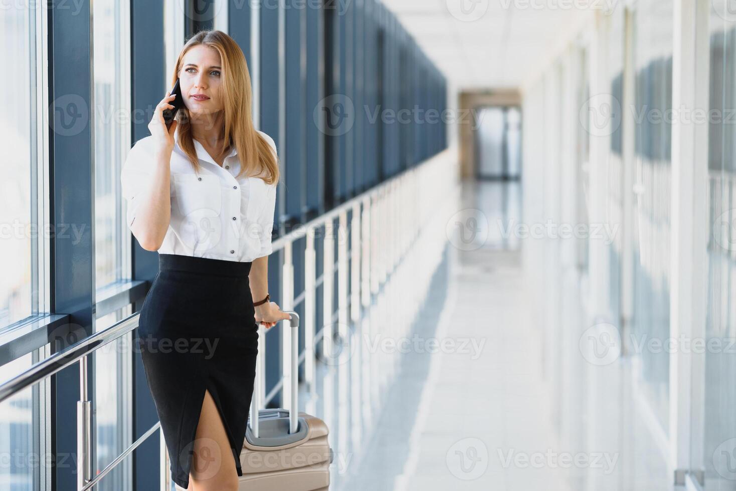 portret van geslaagd bedrijf vrouw op reis met geval Bij luchthaven. mooi elegant vrouw reizen met bagage. foto