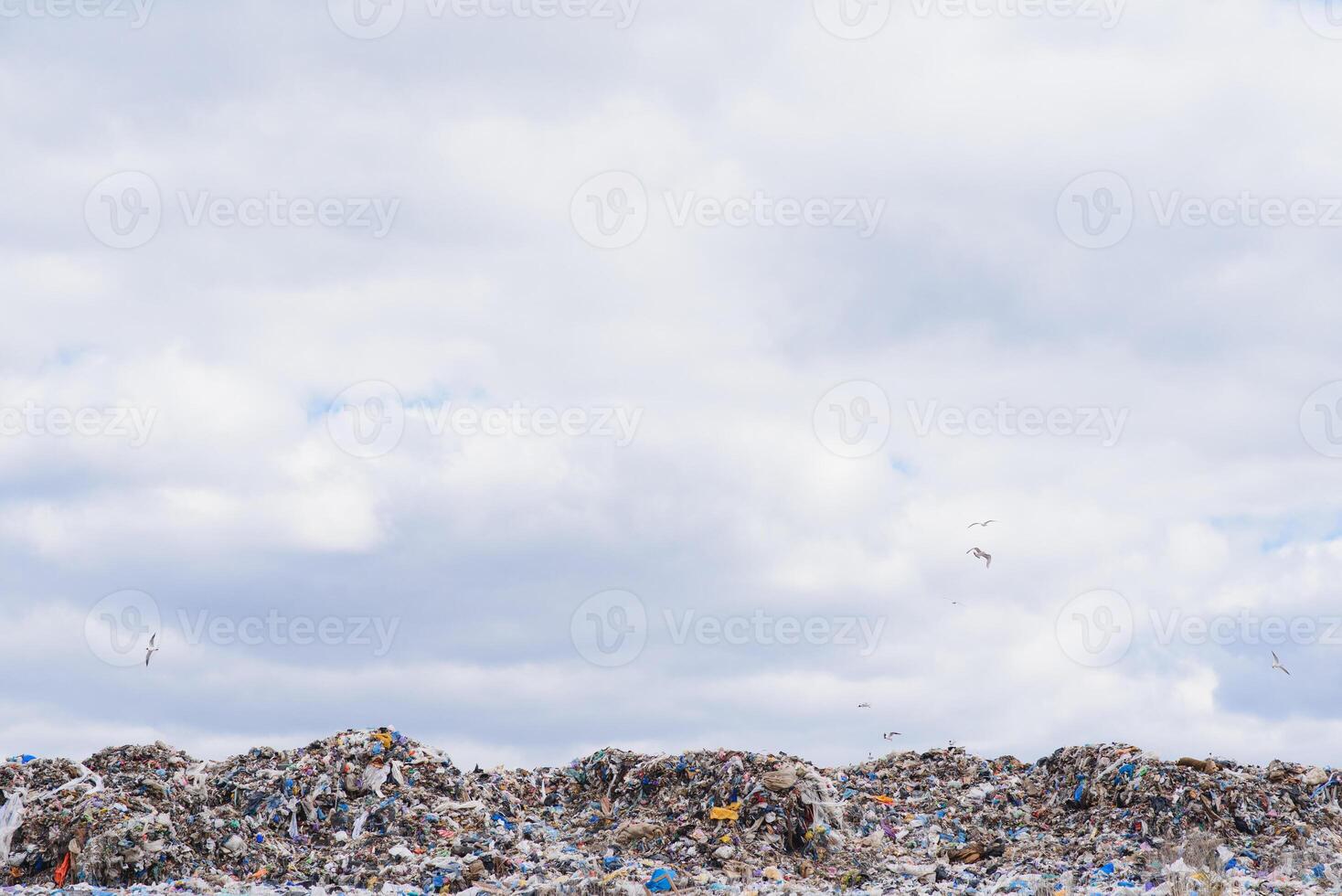 reusachtig stapel van vuilnis in een stad dump Aan somber dag. houden de milieu schoon. ecologisch problemen. foto