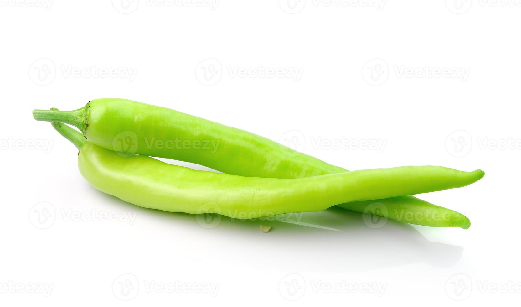 groene hete chili peper op wit foto