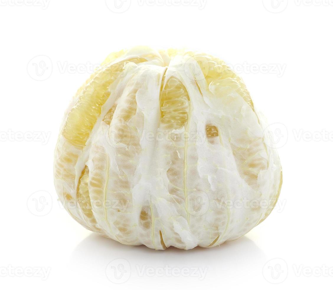 grapefruit die op witte achtergrond wordt geïsoleerd foto