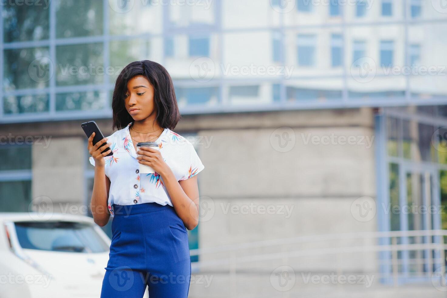 Afrikaanse Amerikaans vrouw ondernemer gebruik makend van online bank voor overbrengen geld ver weg via smartphone. zelfverzekerd zakenvrouw sms'en e-mail brief Aan mobiele telefoon gebruik makend van internet foto