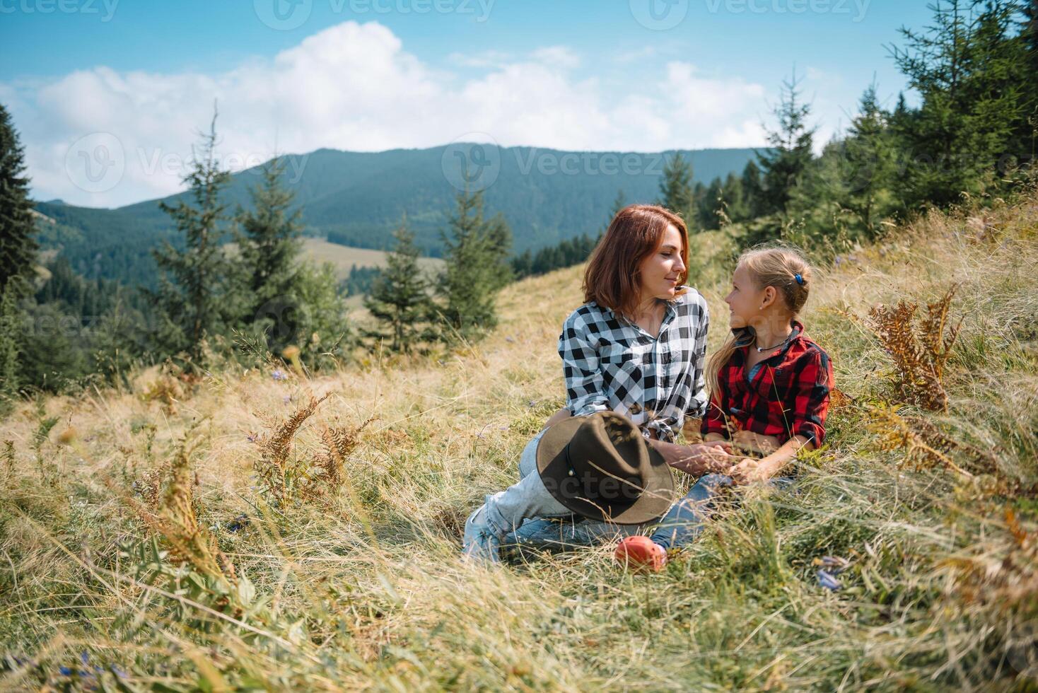 mam knuffels een weinig zoon Bij de top van de berg. vierkant. de concept van familie, yoga, reizen. foto