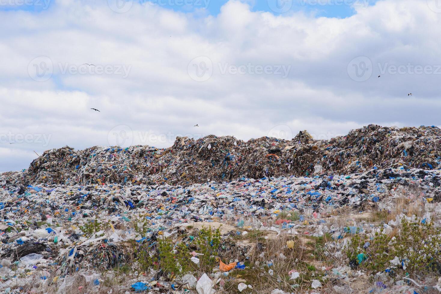 vodje hoop - vodje metaal klaar voor recycling met blauw lucht foto