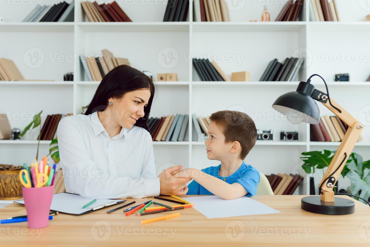 kind psycholoog Bijwonen klein jongen. de concept van psychologisch bijstand naar kinderen. foto