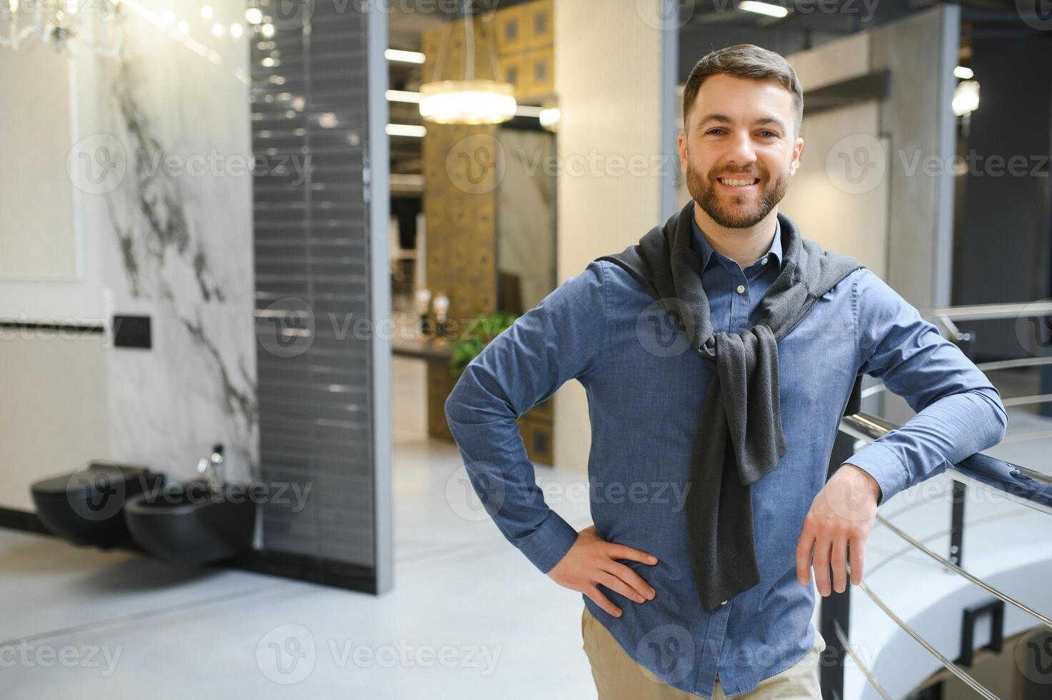 mannetje klant op zoek Bij Toiletten Aan uitverkoop Bij een modern op te slaan of boodschappen doen centrum foto