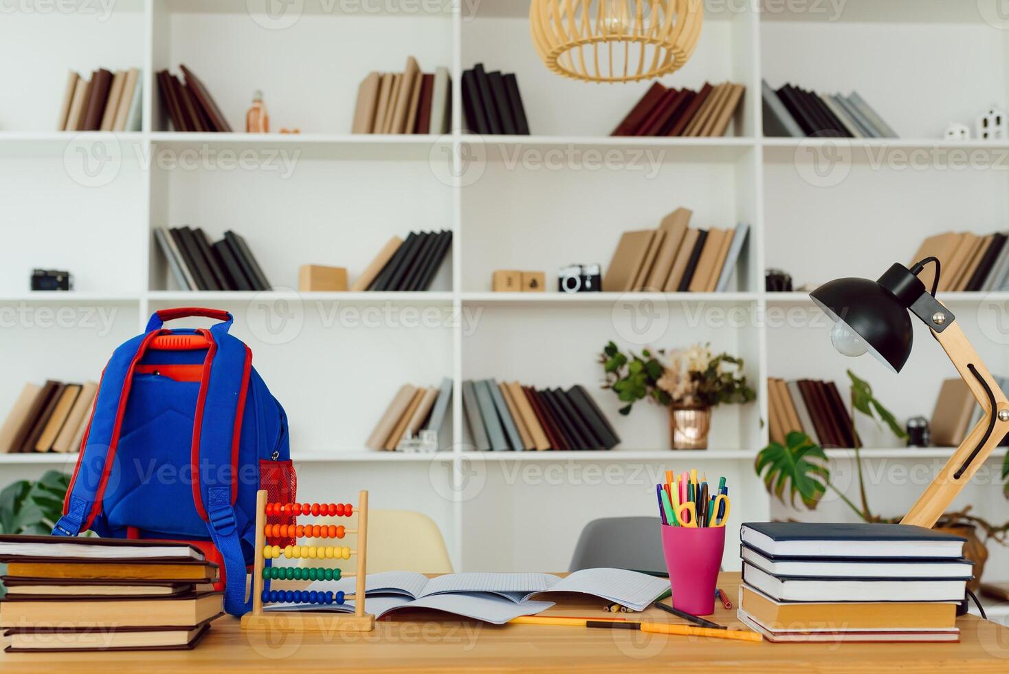 schooljongen bureaublad Bij huis. huis aan het leren concept foto