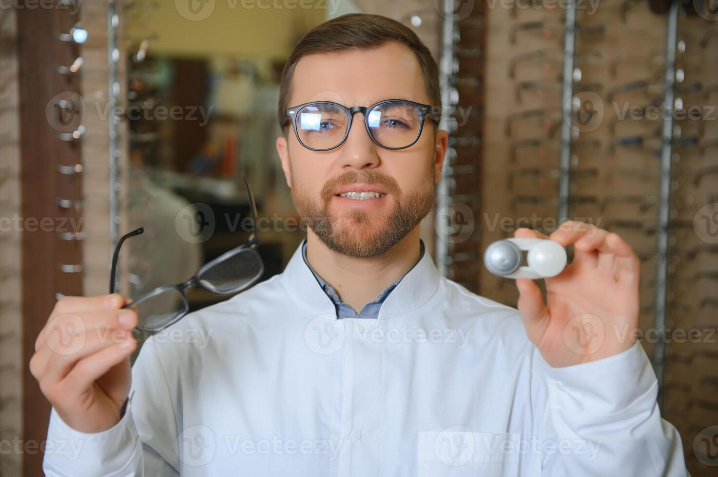 oog dokter kiezen tussen bril en lenzen staand in de kabinet foto