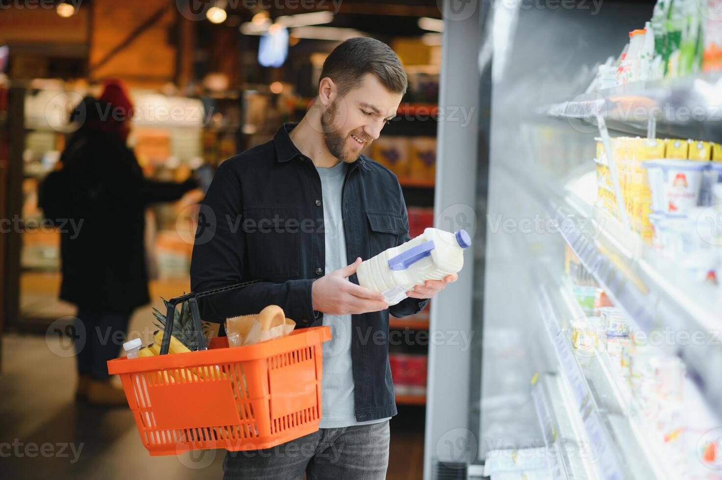 Mens in supermarkt, kruidenier op te slaan klant foto