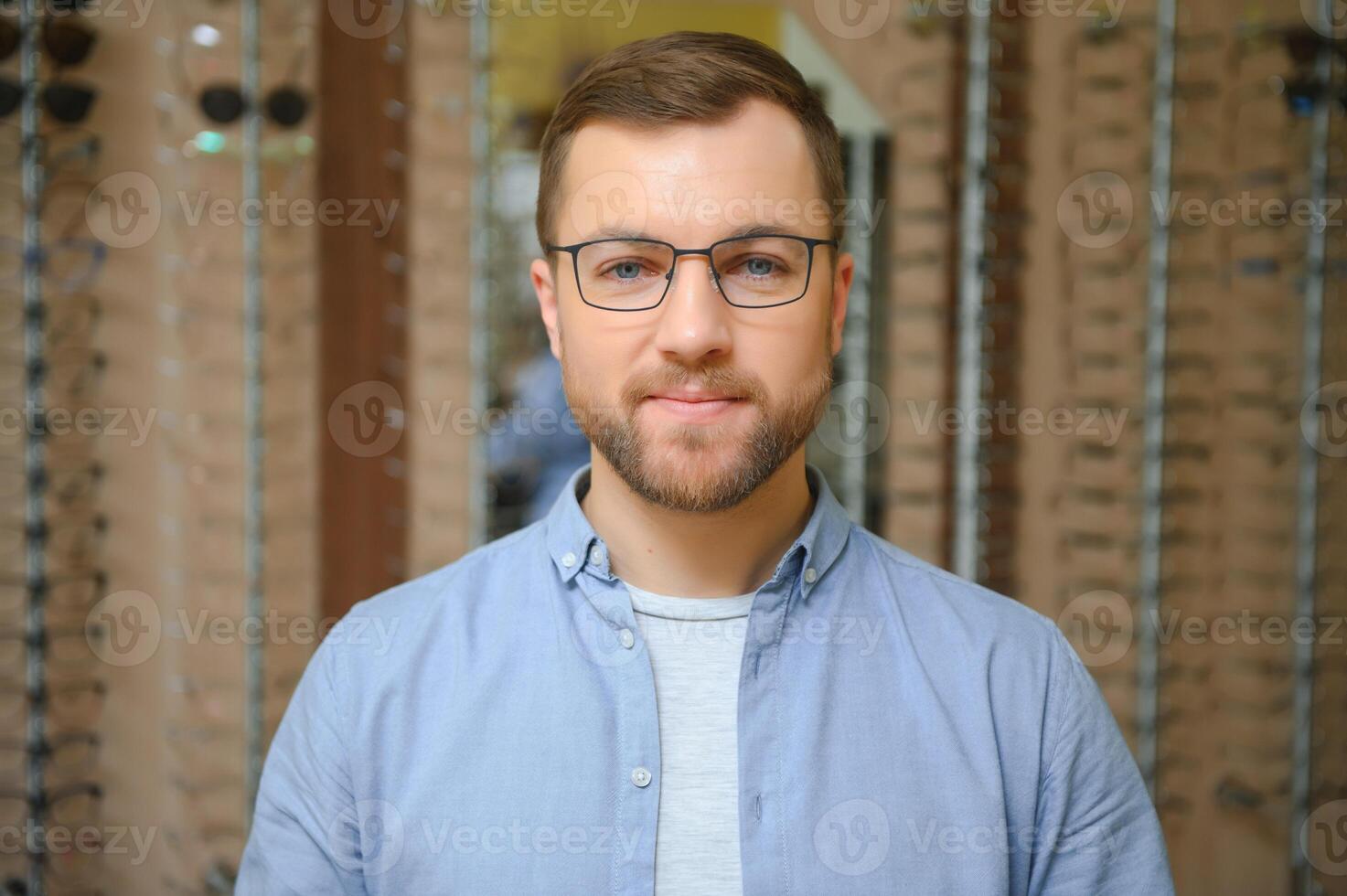 tevreden klant. over- de schouder visie van gelukkig jong mannetje cliënt vervelend nieuw bril. foto