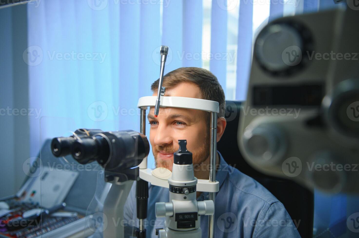 knap Mens krijgen een oog tentamen Bij oogheelkunde kliniek. controle netvlies van een mannetje oog detailopname foto