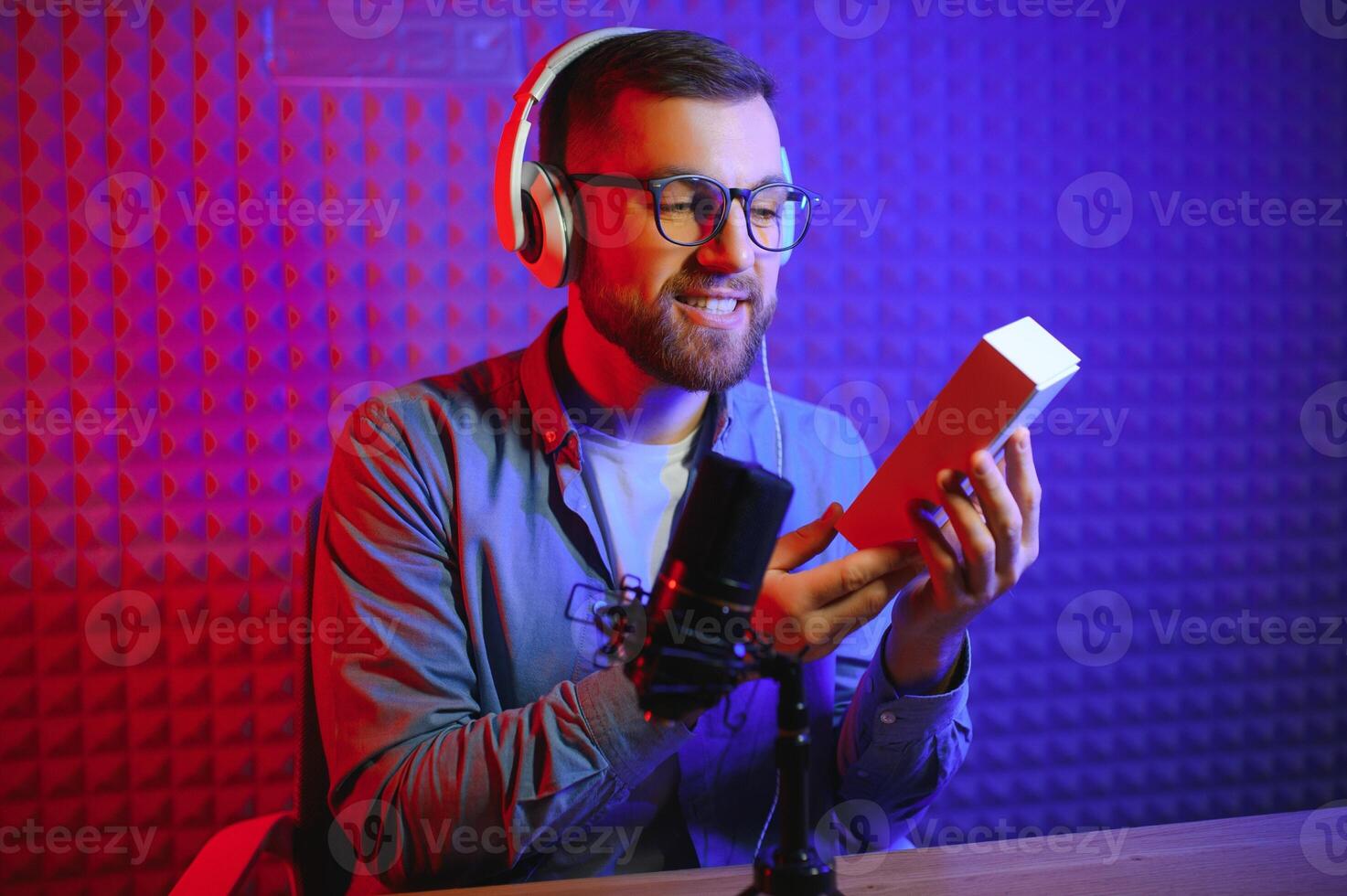 blij jong Mens opname uitpakken video in studio foto