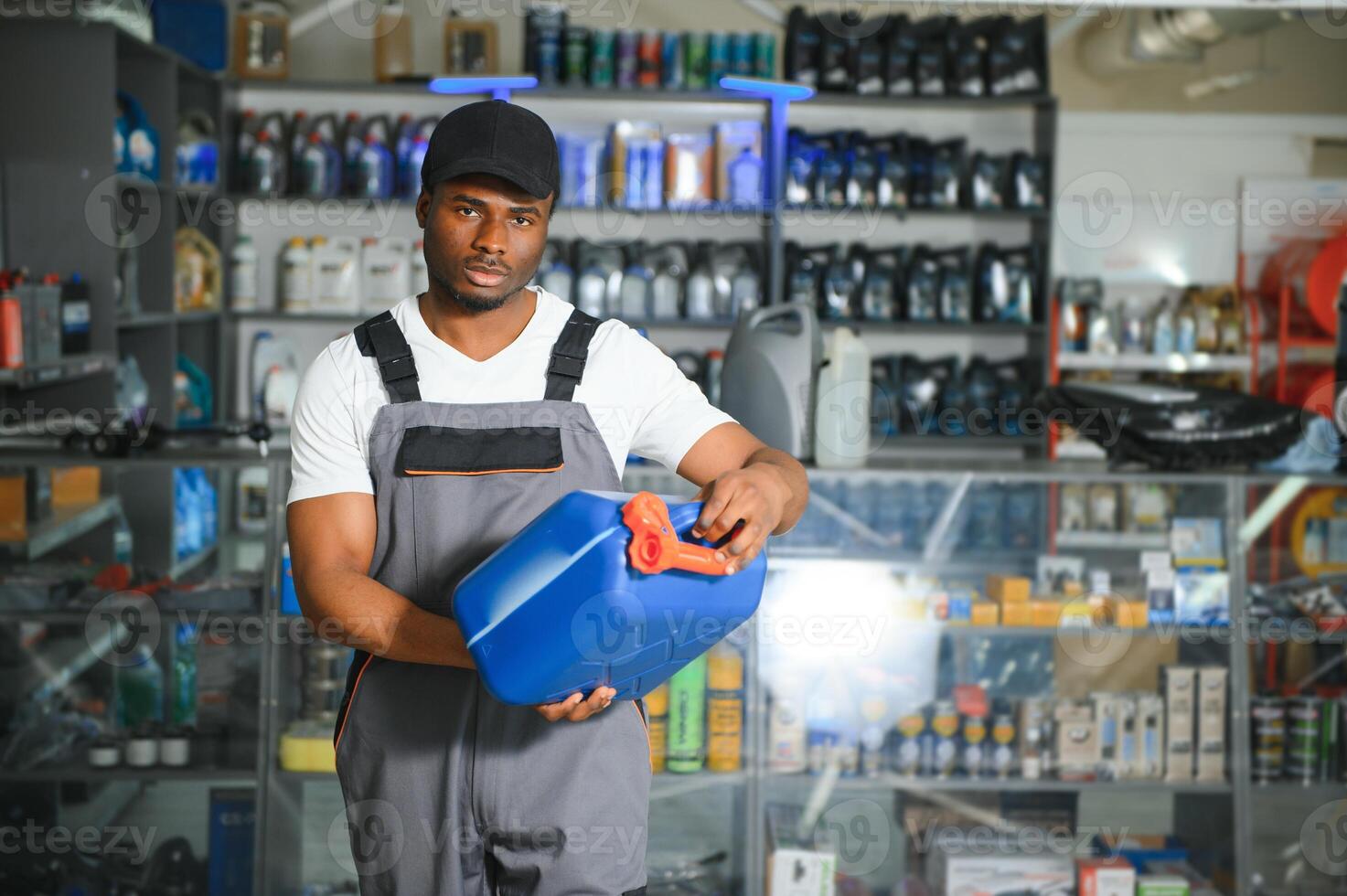 portret van een knap Afrikaanse verkoper in een auto onderdelen op te slaan. de concept van auto reparatie foto