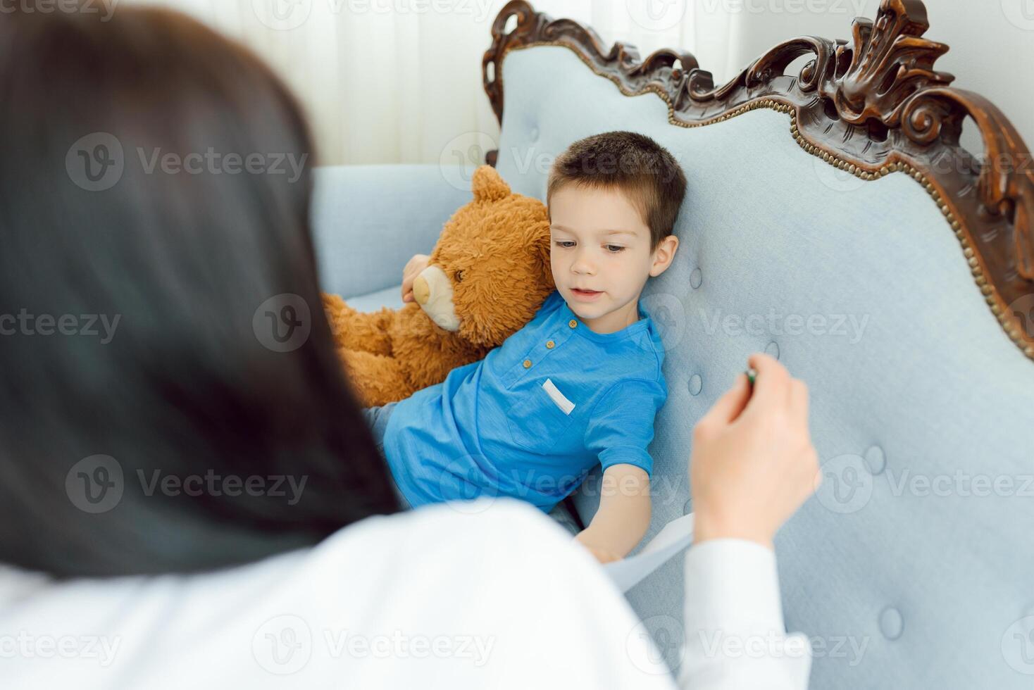 kind psycholoog Bijwonen klein jongen. de concept van psychologisch bijstand naar kinderen. foto