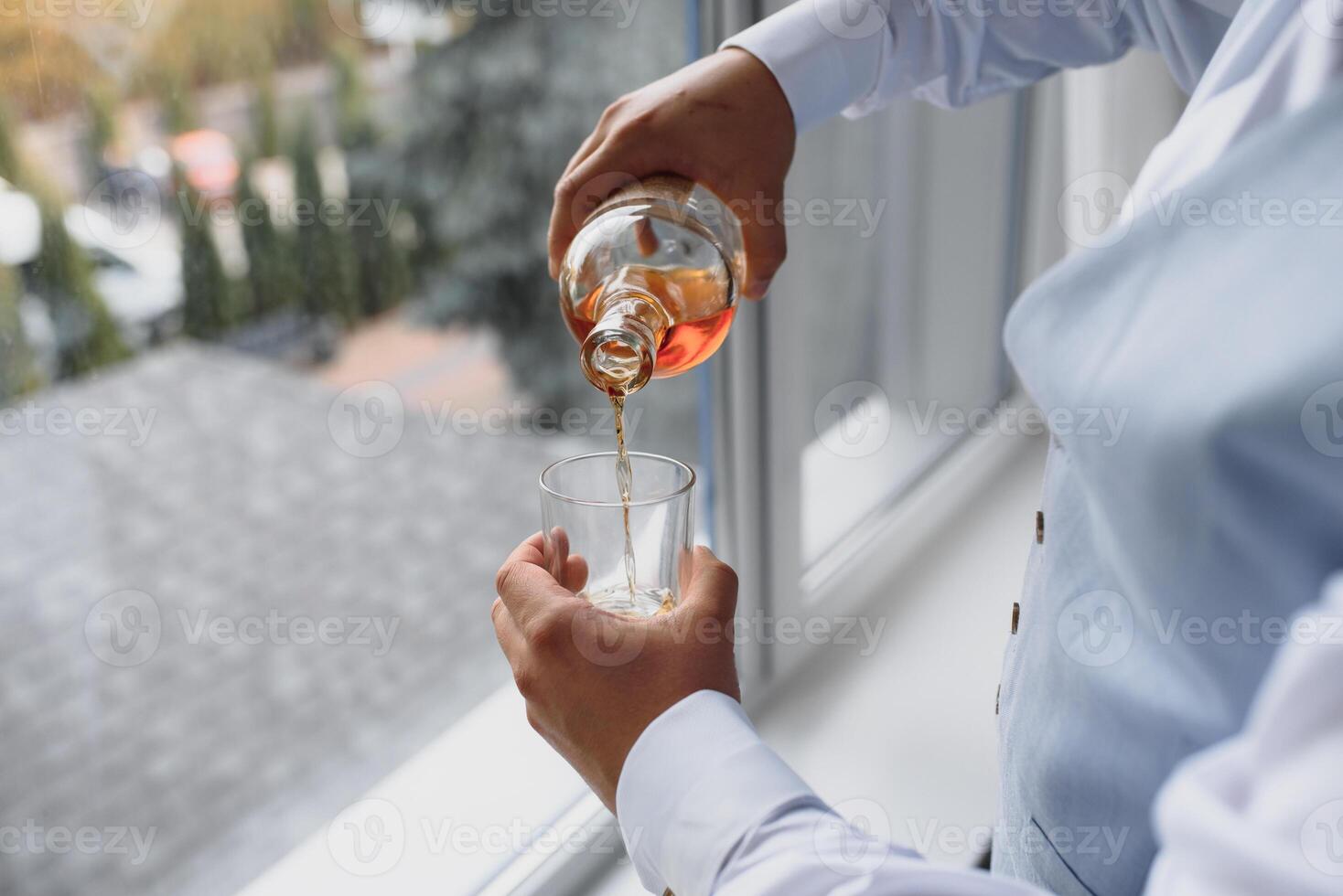 Mens gieten whisky in bril van whisky drinken alcoholisch drank met vrienden Bij bar teller in de kroeg. foto