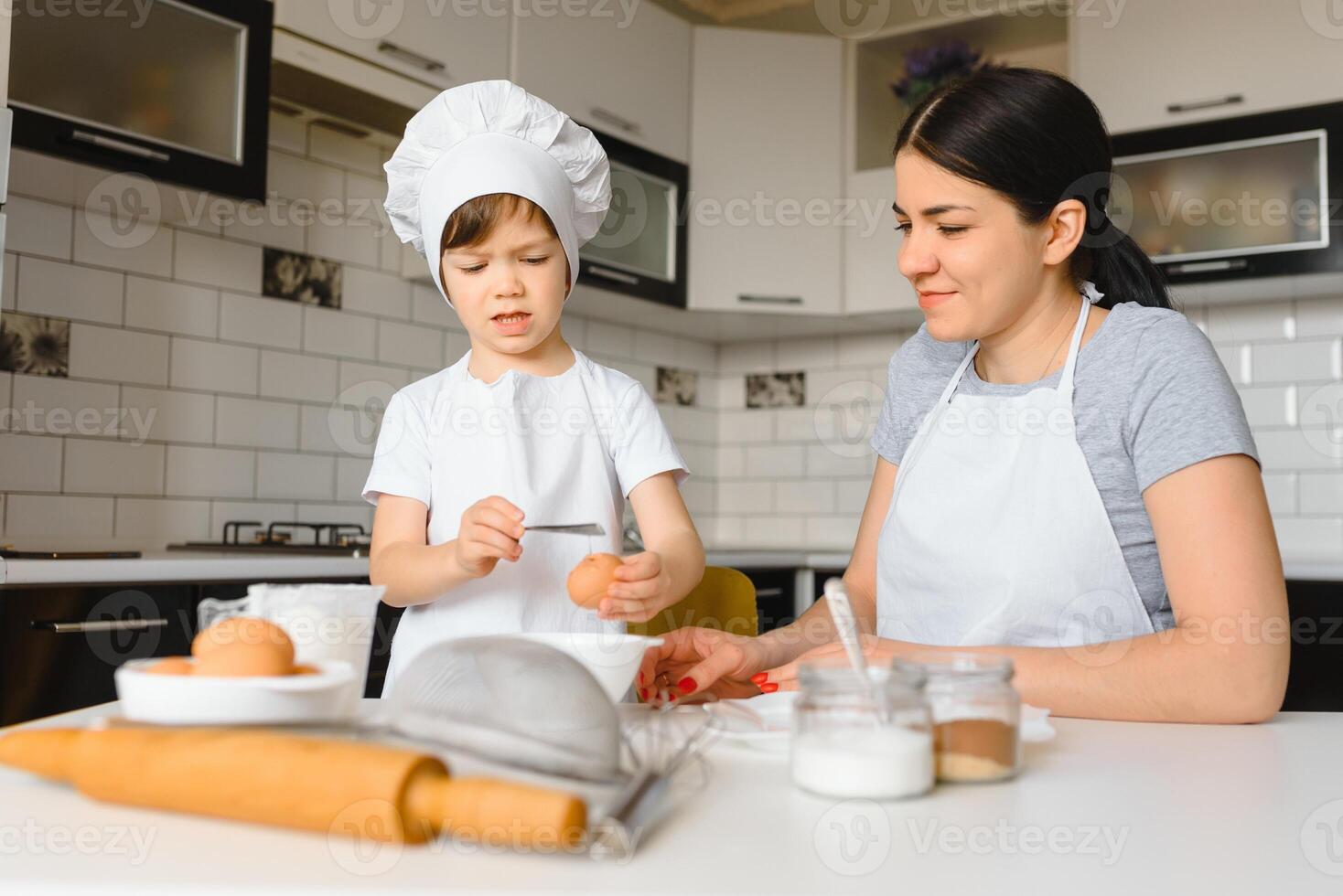 gelukkig familie. moeder onderwijs haar zoon hoe naar Koken taart menu in ochtend. gezond levensstijl concept.. bakken Kerstmis taart en koken concept foto