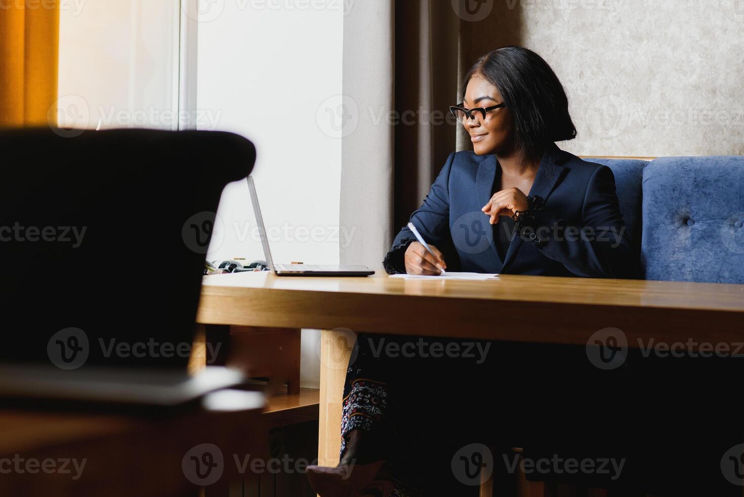 portret van een Afro-Amerikaans bedrijf vrouw. foto