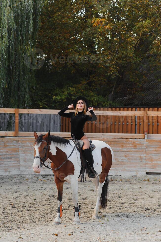 jong sexy vrouw met een paard foto