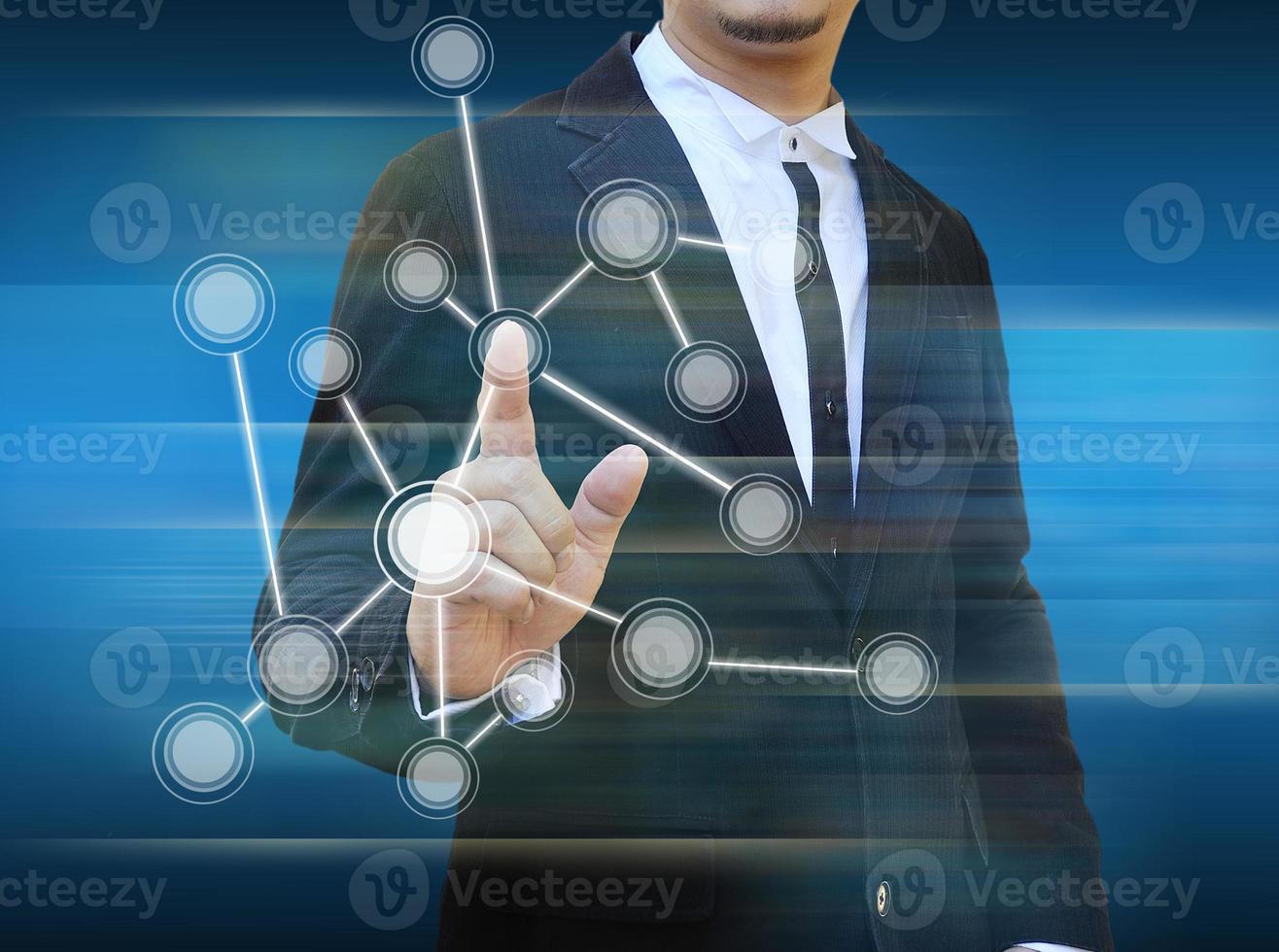 zakenman die een touchscreen-interface duwt foto