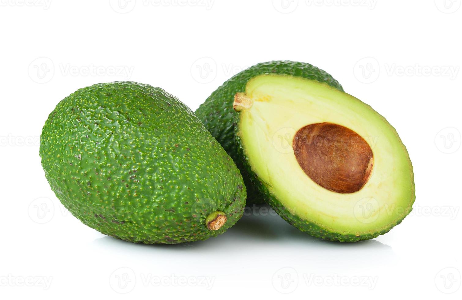 avocado op witte achtergrond foto